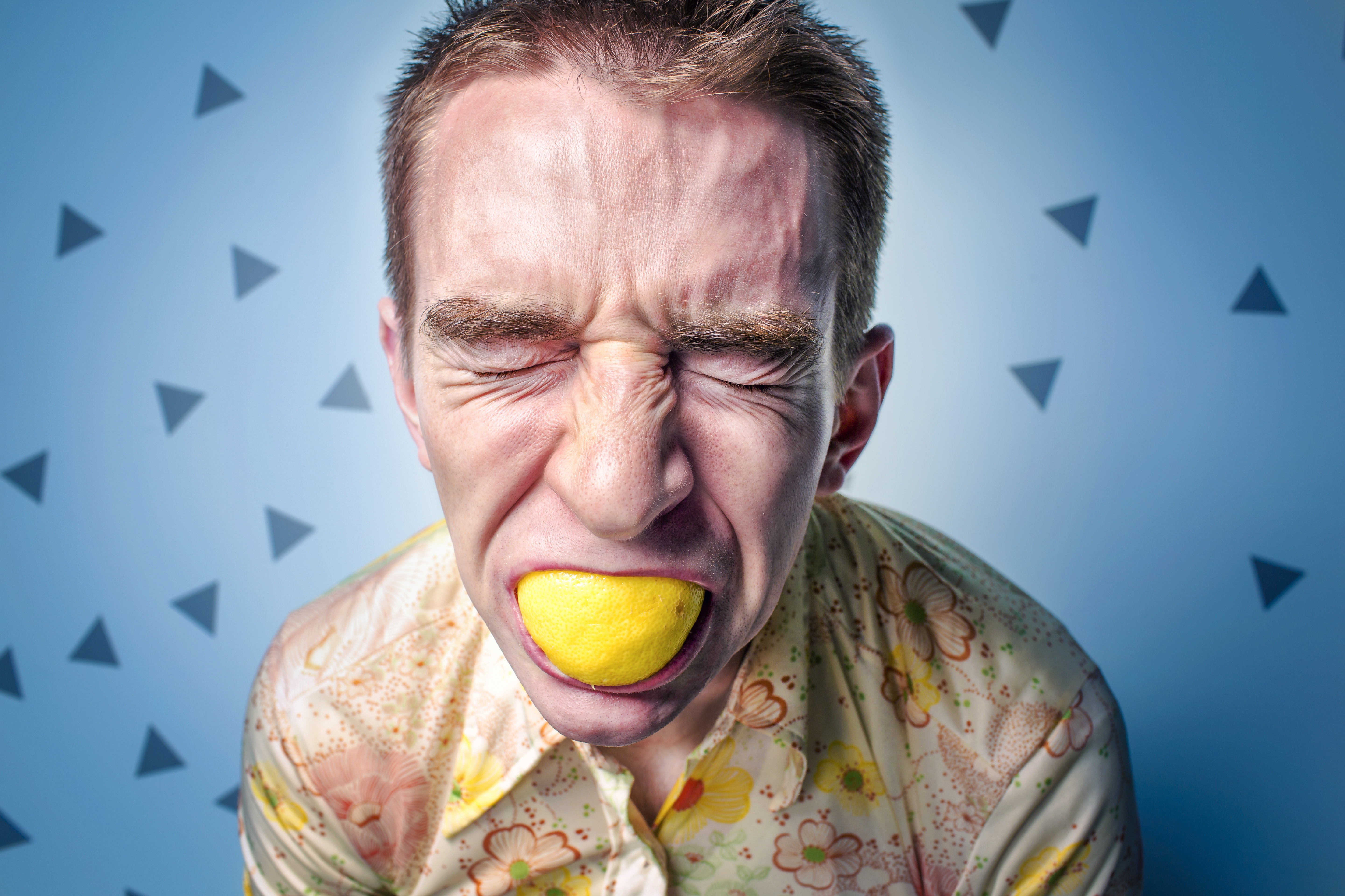 אדם אוכל לימון