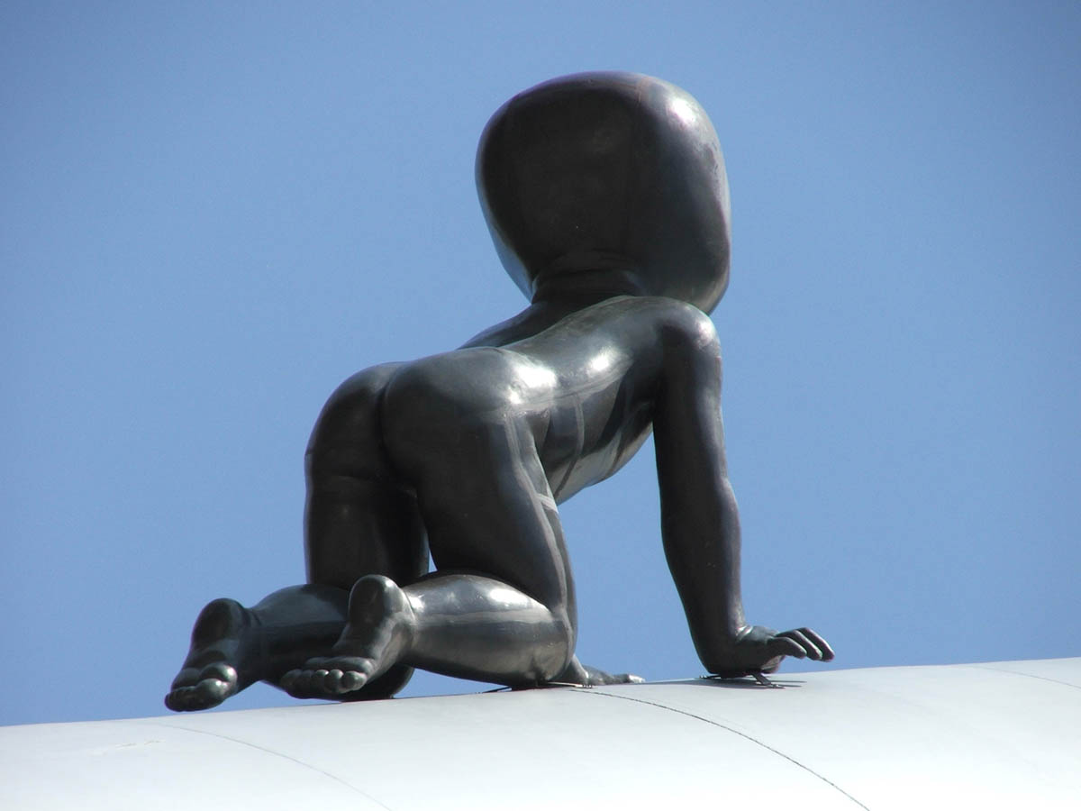 פסלי התינוקות שמטפסים על מגדל הטלויזיה של פראג