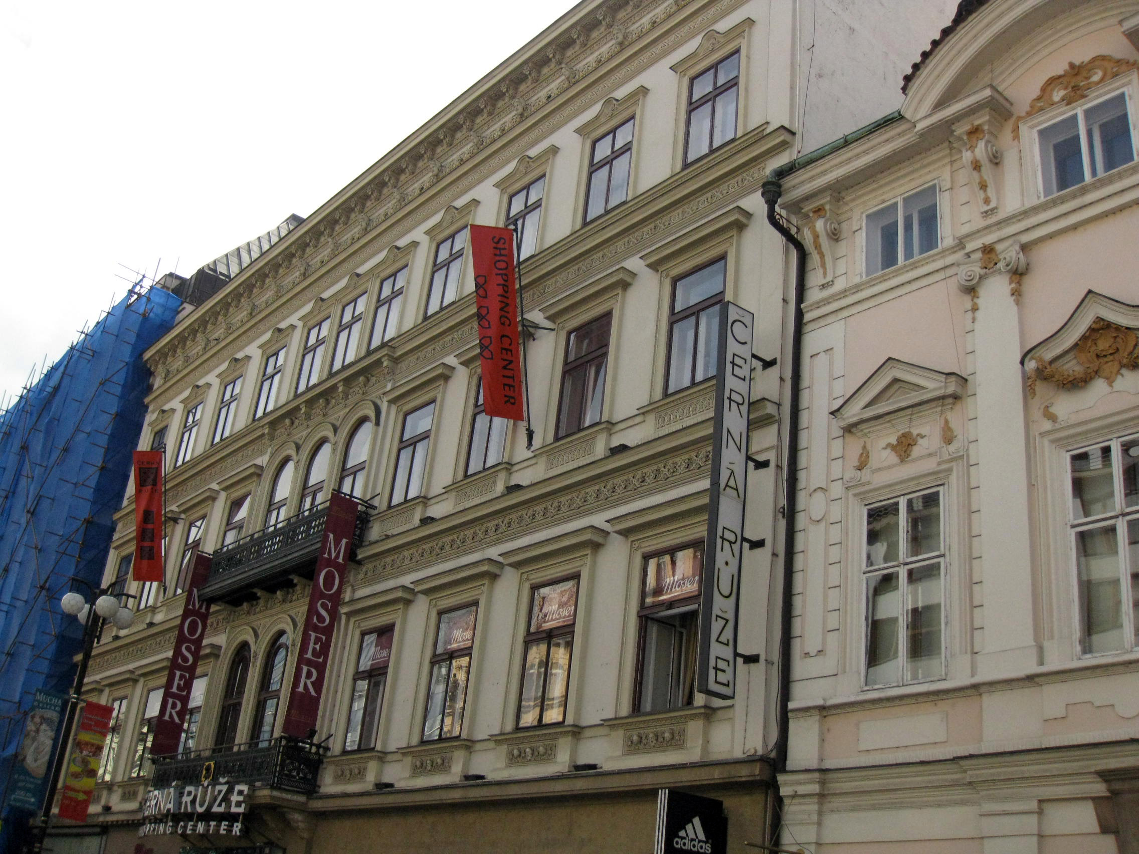 פסאז' הקניות  Černá Růže- המקום הנכון לקניות בפראג.