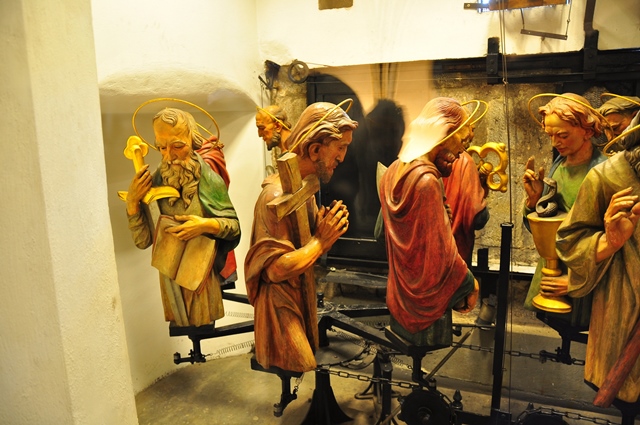 פסלי השליחים בשעון האסטרונומי מתכוננים לפעולה