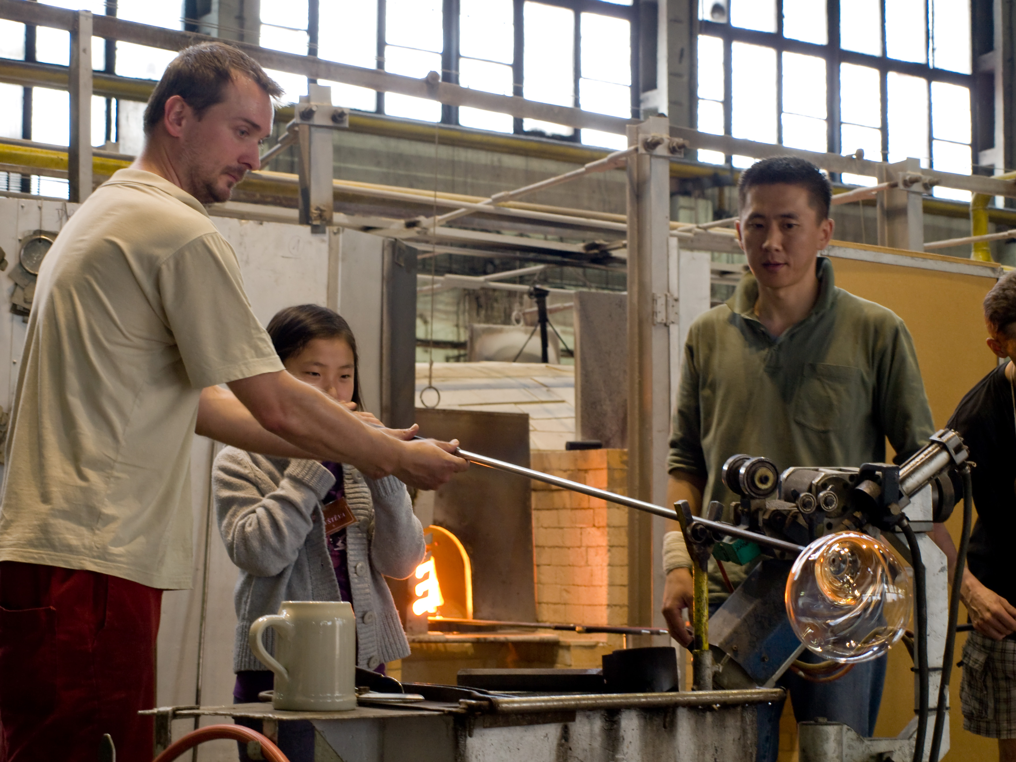 הדגמת ניפוח זכוכית בשיטה מסורתית במפעל Moser בקארלובי וארי