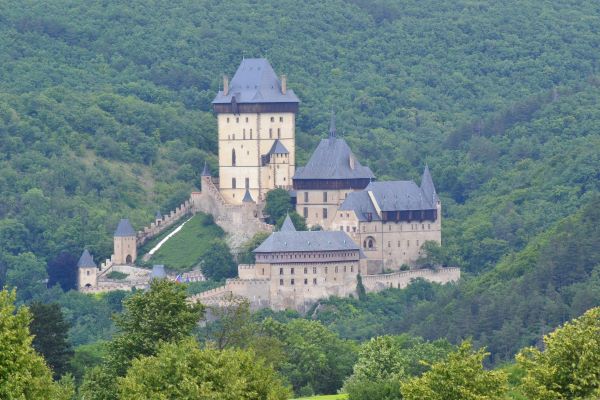 סיור מודרך בטירת קרלשטיין כולל הסעה הלוך חזור מפראג