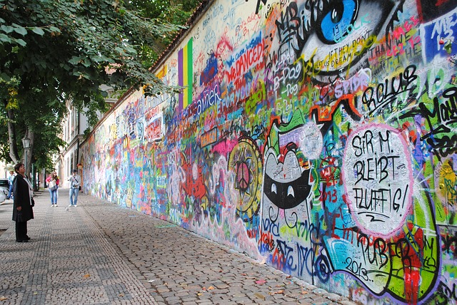 הקיר של ג'ון לנון בפראג – הרבה יותר מגרפיטי