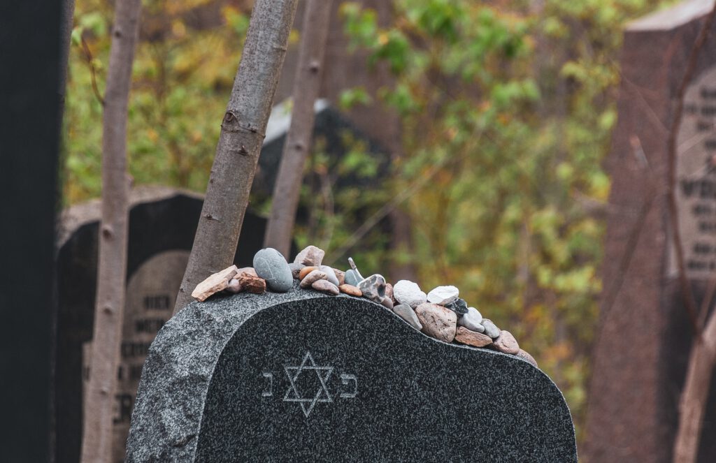 נותנים כבוד לעבר היהודי בפראג