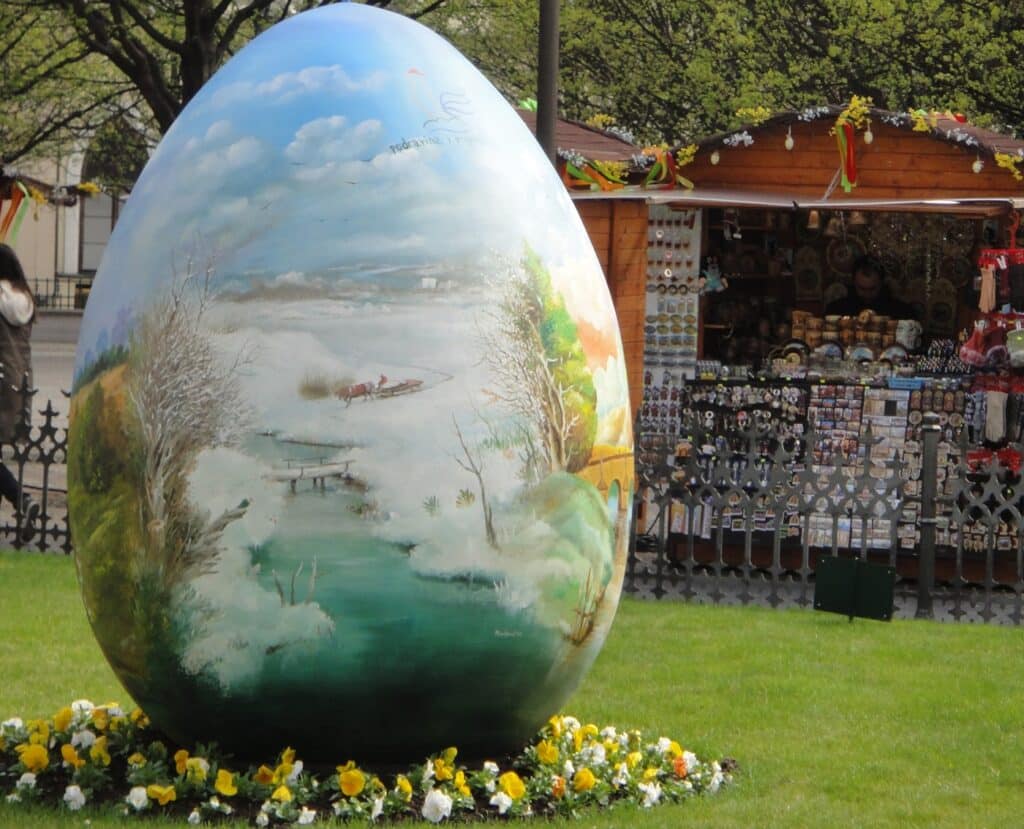 חג הפסחא בפראג – המנהגים, הכבש המתוק ולמה כל העיר מקושטת בביצים צבעוניות?