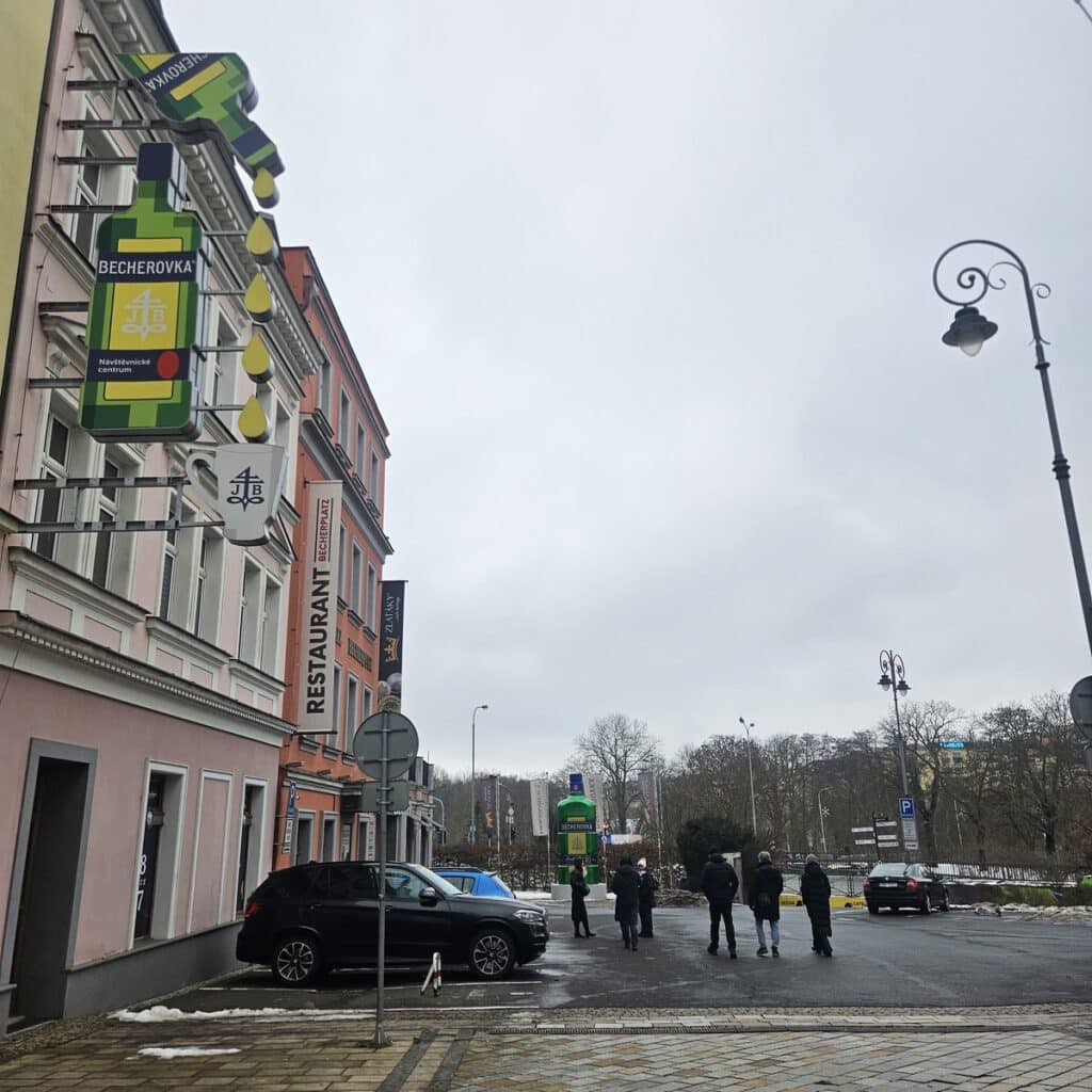 הכניסה למרכז המבקרים של מפעל בחרובקה