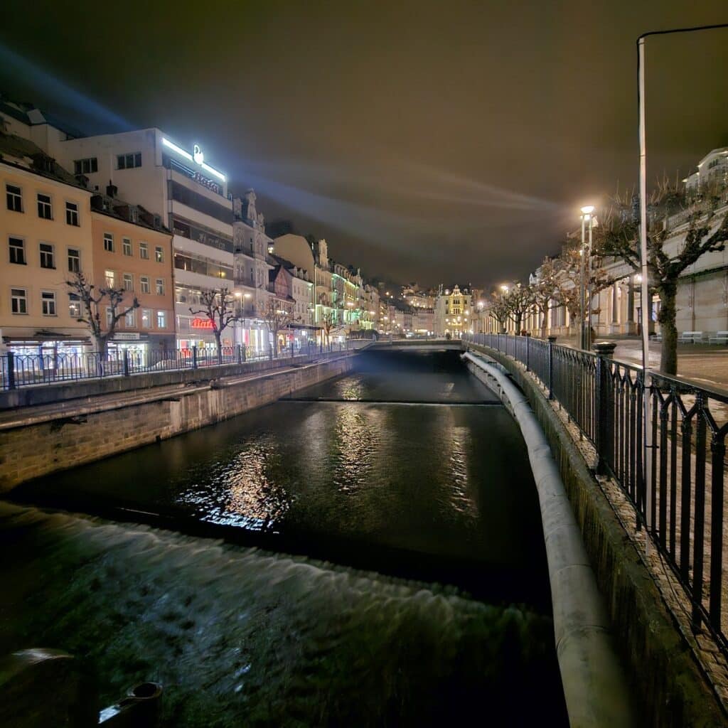 הנהר ברקלובי וארי בלילה