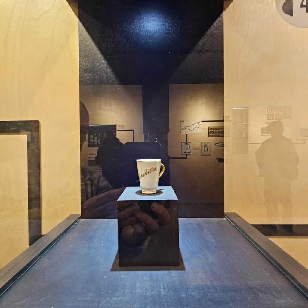 כוסית חרסינה עתיקה לשתיית בחרובקה