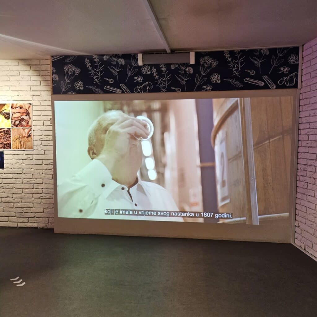 סרט במרכז המבקרים של מפעל בחרובקה