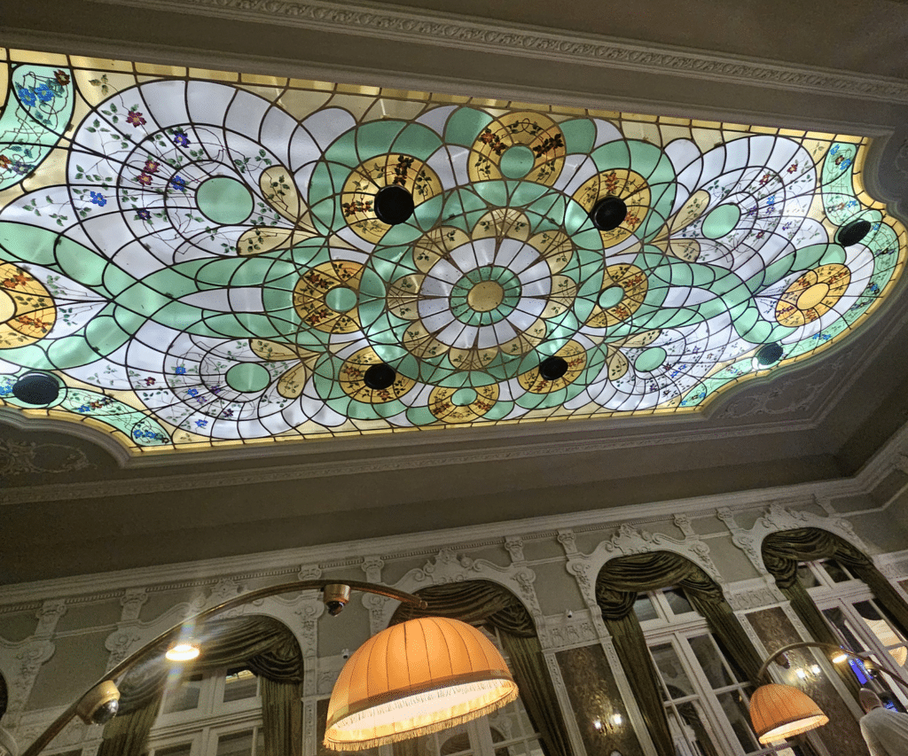 התקרה היפהפיה של קזינו קרלסבאד (Casino Carlsbad) במלון Grandhotel Pupp